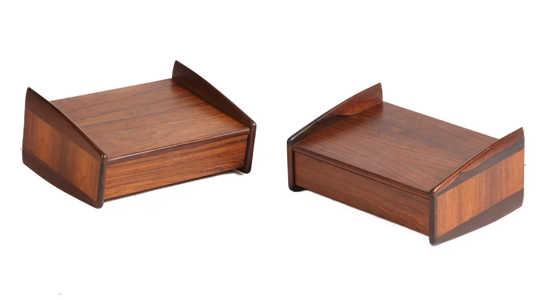 Melvin Mikkelsen furniture. Pair of wall-mounted bedside tables, rosewood (2) — Furniture/Cabinets, chests of drawers — Lauritz