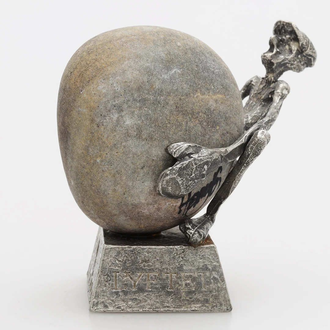 HENRY GUSTAFSSON. Skulptur, Tenn/sten, "Lyftet", signerad. — Sculptures & Bronzes — Växjö Auktionskammare