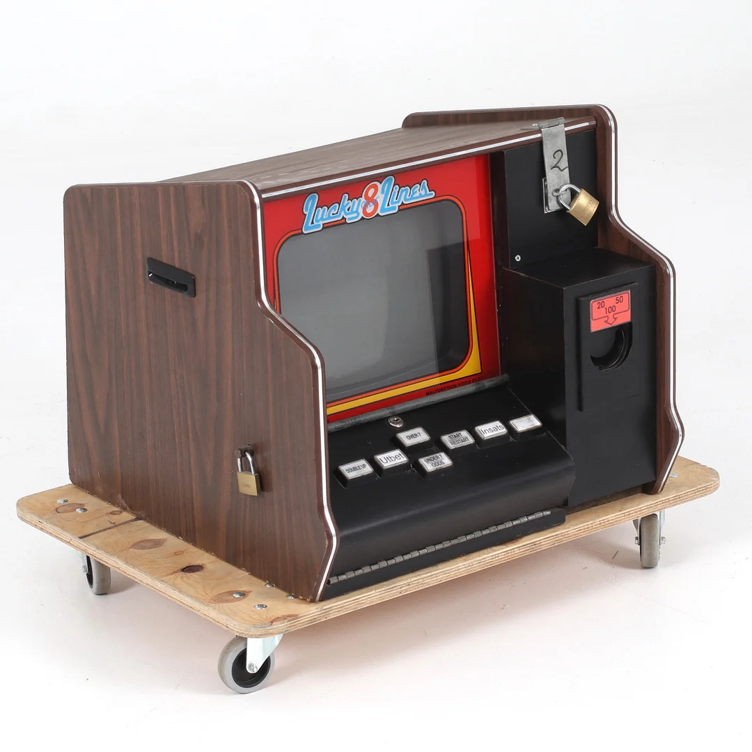 SPELMASKIN, "Lucky 8 Lines", 1970-tal. — Other collectables — Stadsauktion Sundsvall