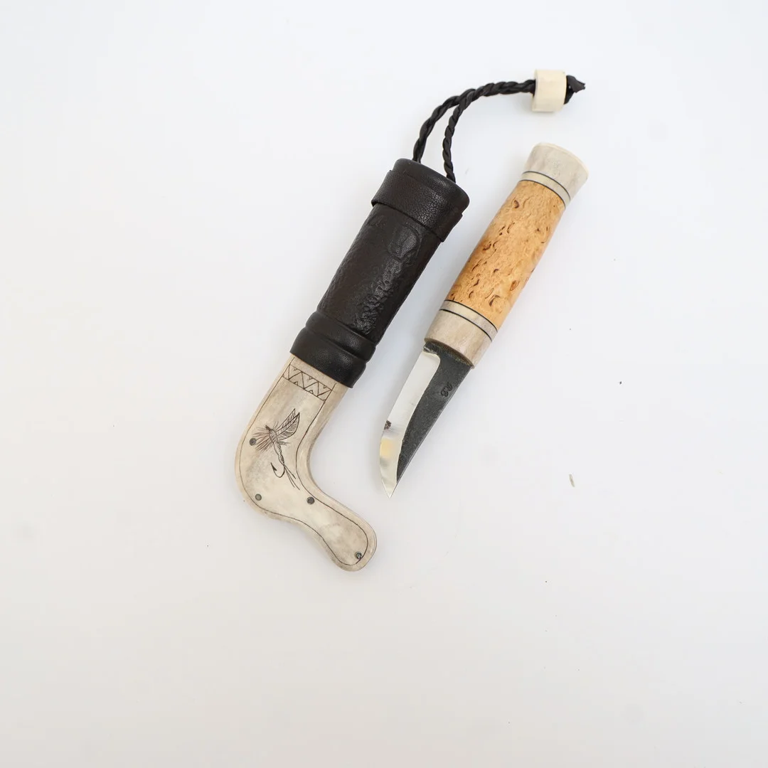 KNIV MED SLIDA, handtag av björkrot och horn, slida av läder och horn med skuren och färgad dekor, signerad. — Edged weapons — Falun Auktionsbyrå