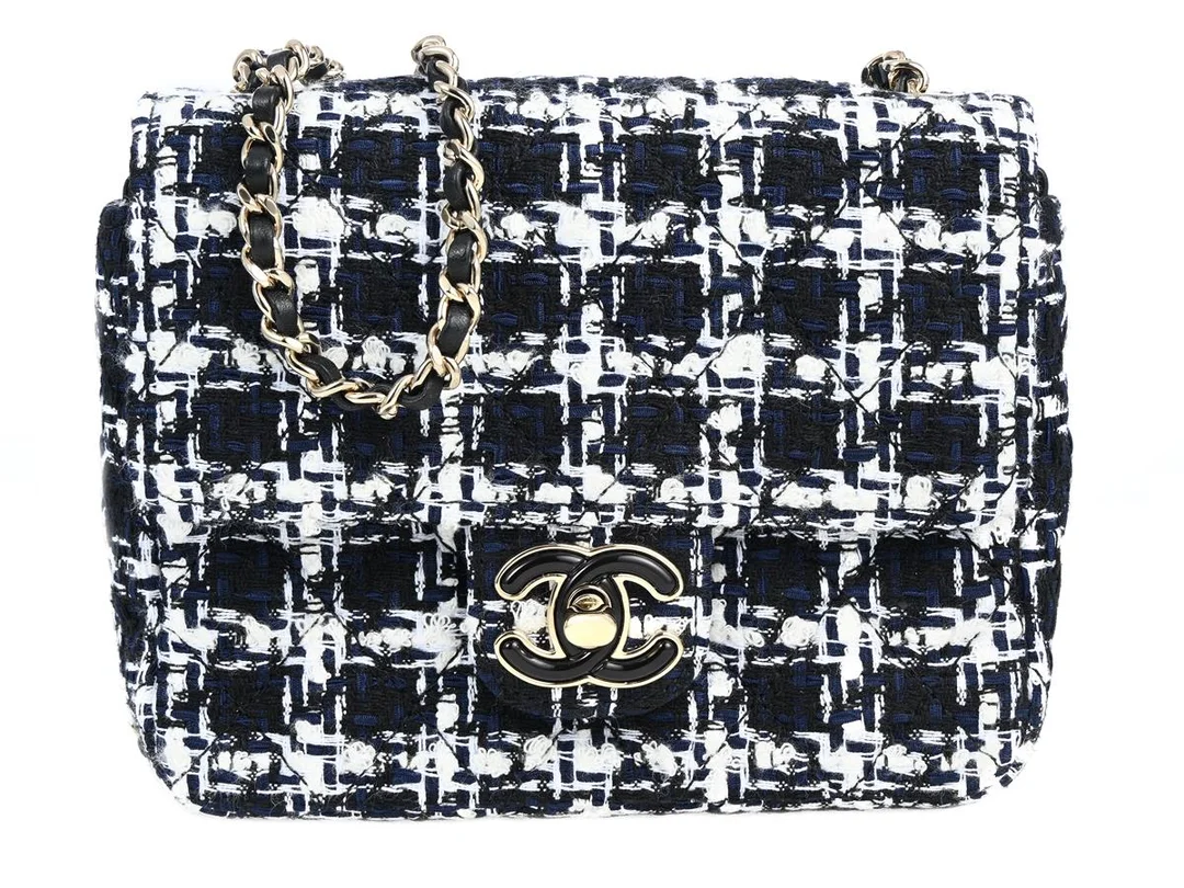 CHANEL, VÄSKA, Mini Flap Bag Tweed, vitt, marinblå tyg, svart, guldfärgade beslag, detaljer på kedja, vita kulor, svarta kulor, hjärtan, Logo CC, 16x13x5 cm, chipmärkt JT085851, originalkvitto från 2023, dustbag. Excellent Condition. — Accessoarer/Väskor — Kaplans