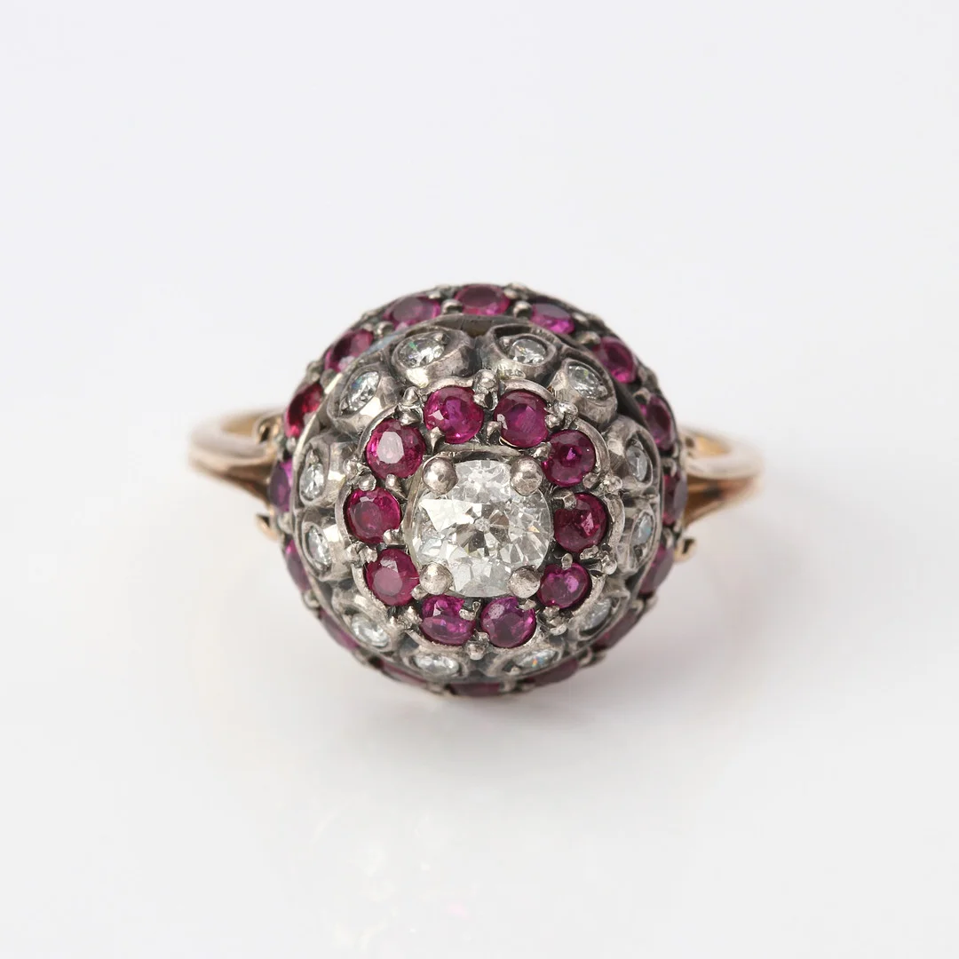 DIAMANT & RUBINRING 18K. — Rings — Skånes Auktionsverk