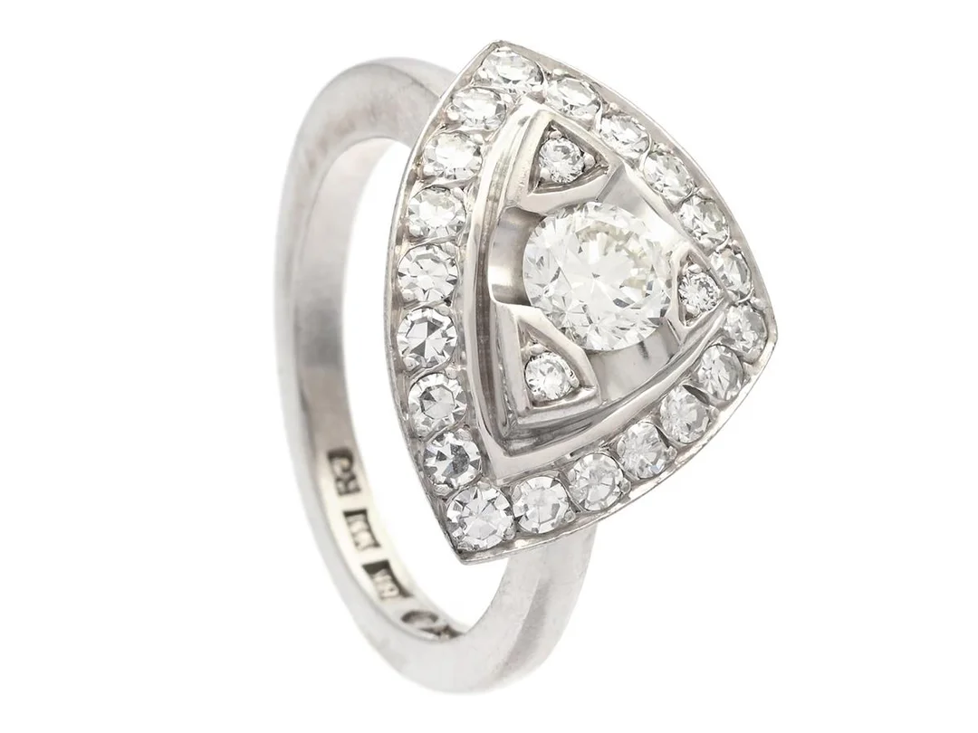 RING, 18K vitguld, briljantslipad diamant ca 0,50 ct, ca TCa(K)/VS, 3 briljant - och 20 åttkantslipade diamanter ca 0,65 ctv, S:t Eriks Silversmedja, Stockholm 2021, stl 17,5 mm, vikt 9,4 g, mittstenen har nagg på kuletten. — Smycken/Ring — Kaplans