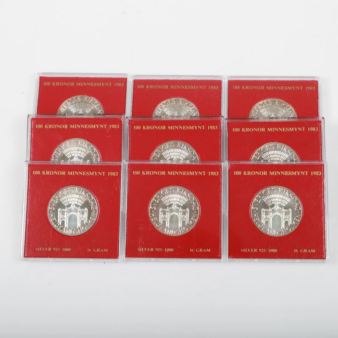 MINNESMYNT, 9 stycken, 100 kr, sterlingsilver, Sverige, 1983. — Coins & Banknotes — Helsingborgs Auktionskammare