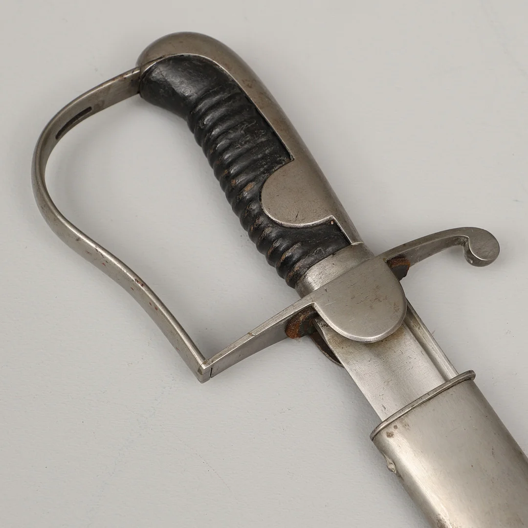 SABEL, svensk, m/1831, för manskap vid artilleriet, med stålbalja. — Edged weapons — Crafoord Auktioner Malmö