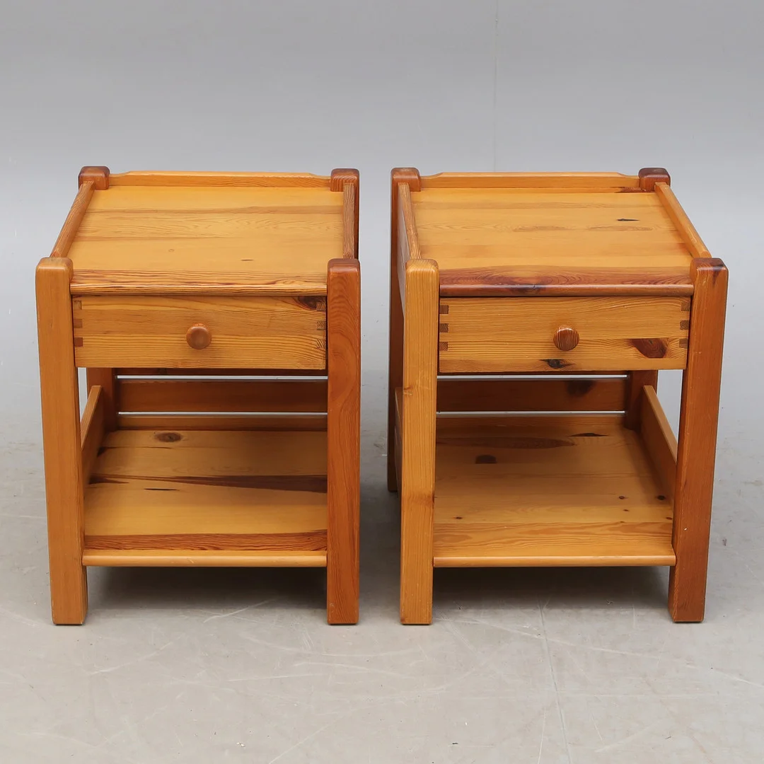 NATTDUKSBORD, 2 st, furu, från svenska Artilekt, 1970-tal. — Tables — Kalmar Auktionsverk