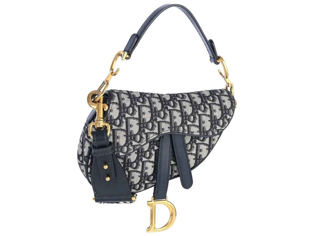 DIOR, VÄSKA, Saddle bag, blå canvas monogram, läder, guldfärgade beslag, 18x15x4 cm, märkt 05-RU-1109, år 2019, avtagbar axelrem. Excellent Condition. — Accessoarer/Väskor — Kaplans