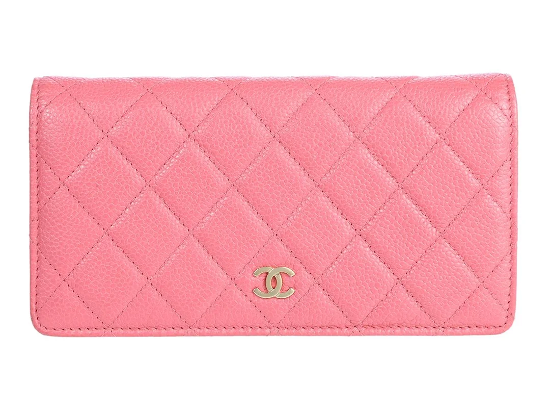CHANEL, PLÅNBOK, Matelasse long Wallet, rosa quiltat kaviarläder, guldfärgade beslag, 18,5x10x2 cm, mynt, sedlar, kontokort, hologrammärkt 25518646, år 2018, care booklet, cert, dustbag, originalkartong. Very Good Condition. — Accessoarer/Plånböcker — Kaplans