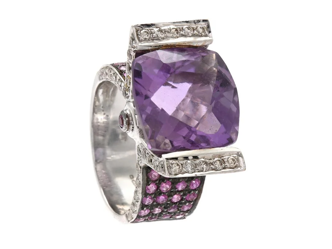 RING, 18K vitguld, ametist, rubiner, 50 briljantslipade diamanter ca 0,50 ctv ca W/VS-SI, stl 16,5 mm, vikt 13,8 g, ametisten är något lös. — Smycken/Ring — Kaplans