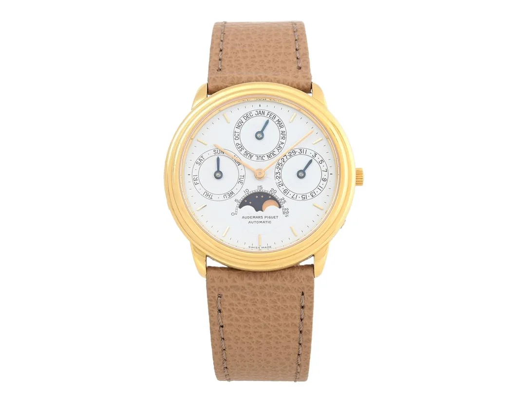 AUDEMARS PIGUET, Quantieme Perpetual, Cal 2120/2800, Serie nr. 286415, Ref nr. 25657BA.OO.0002XX.04, Boett nr. C34574-2699, herrur, 36 mm, 18K guld, automatisk, safirglas (nagg), dag, datum, månad, månfas, läderband, "Extrait De Registre", december 1987. — Klockor/Audemars Piguet — Kaplans