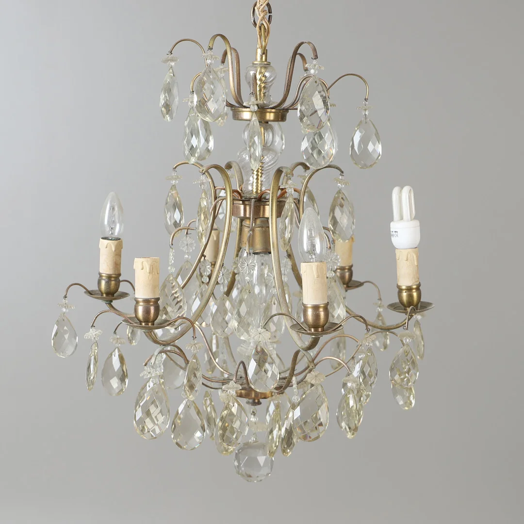 LJUSKRONA, 6-armad, mässing med prismor barockstil. — Chandeliers — Helsingborgs Auktionskammare