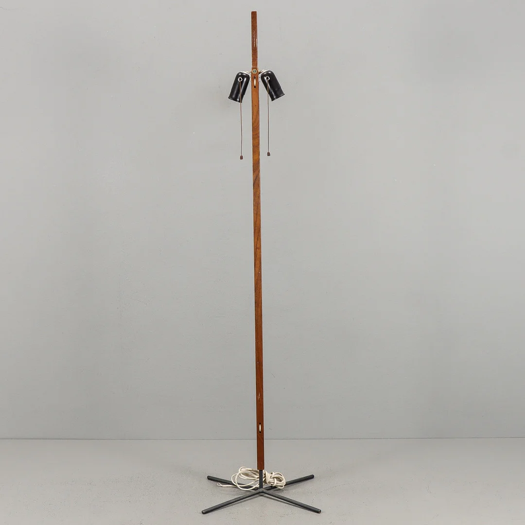 HANS-AGNE JAKOBSSON. Golvlampa modell G35, Markaryd, 1960-tal. — Floor lights — Karlstad Hammarö Auktionsverk