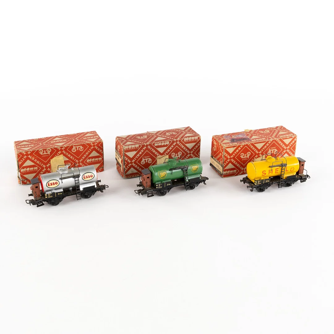 MÄRKLIN. Vagnar, 3 st, tankvagnar, Esso, BP & Shell, 1950-tal, Tyskland. — Model railways — Karljohan Auktioner