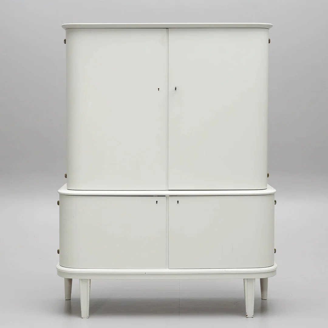 SALSSKÅP, vitlackad, välvd front, 1950-tal. — Cupboards, Cabinets & Shelves — Auktionsmagasinet Vänersborg