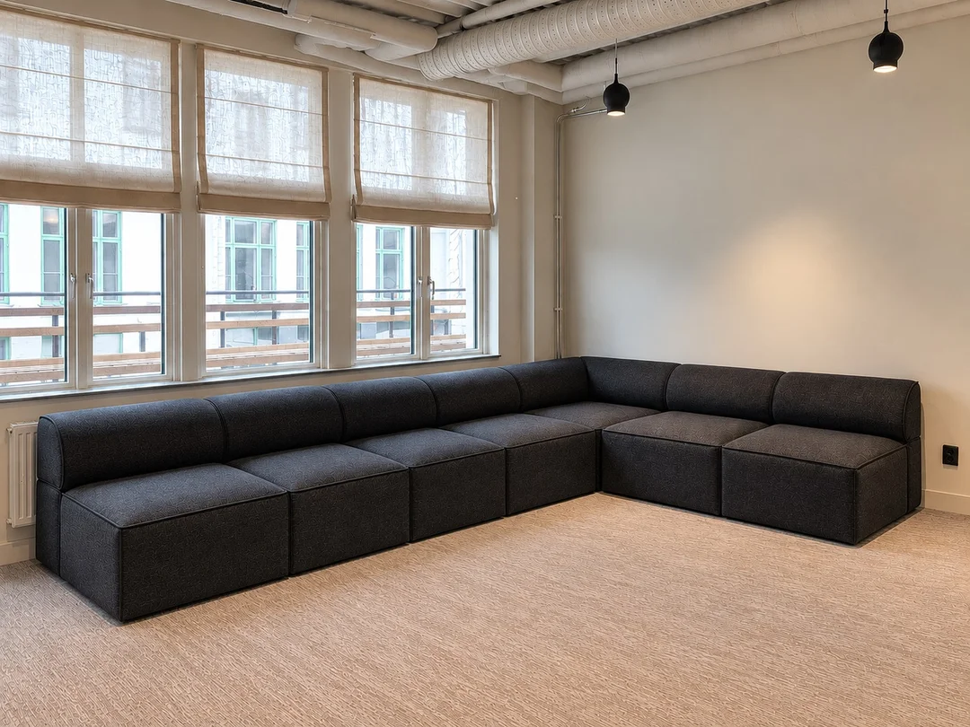 AUDO COPENHAGEN "EAVE MODULAR SOFA" MODULSOFFA, 7 möblerbara textilklädda moduler, NYSKICK, 2026. — Sofas & Seatings — Limhamns Auktionsbyrå