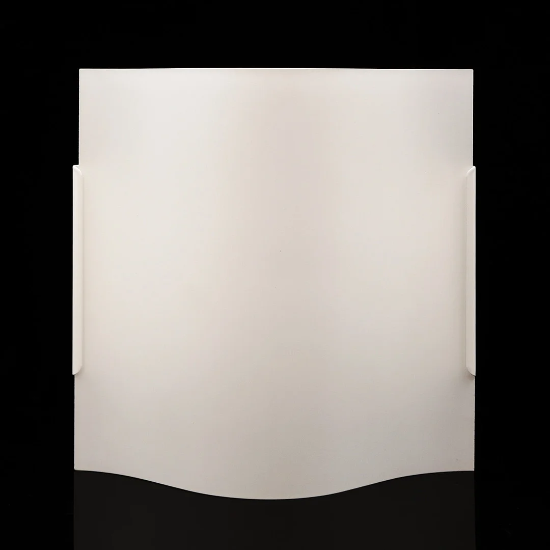 VÄGGBELYSNING MED GLAS-SKÄRM OCH VITLACKERAD METALLSTOMME, 1900-TAL. — Wall Lights — Auktionskammaren Sydost Kalmar