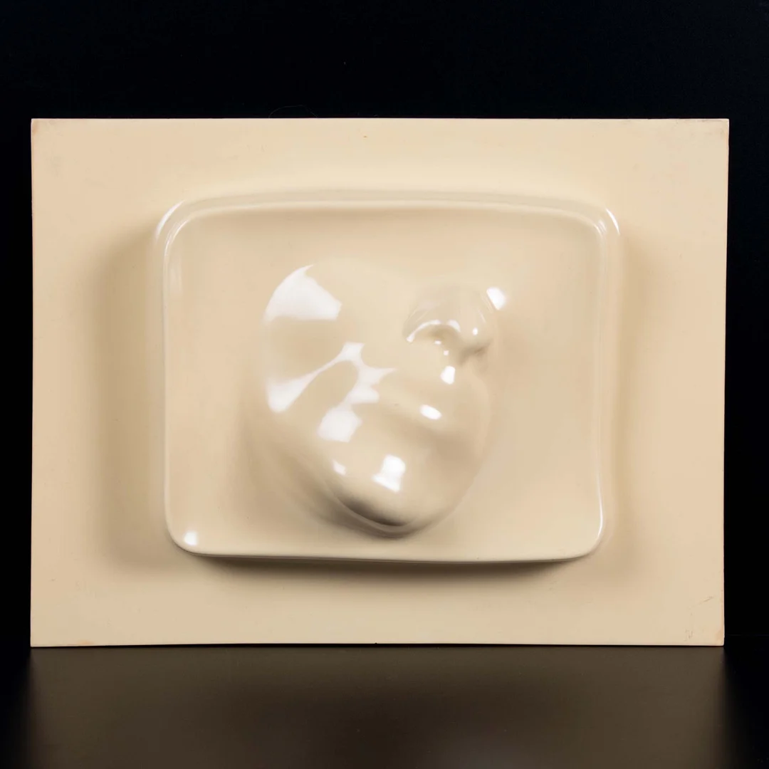 BARBRO BÄCKSTRÖM (1939-1990). Väggrelief, formpressad plast signerad och numrerad 51/60, 1973. — Sculptures & Bronzes — Laholms Auktionskammare