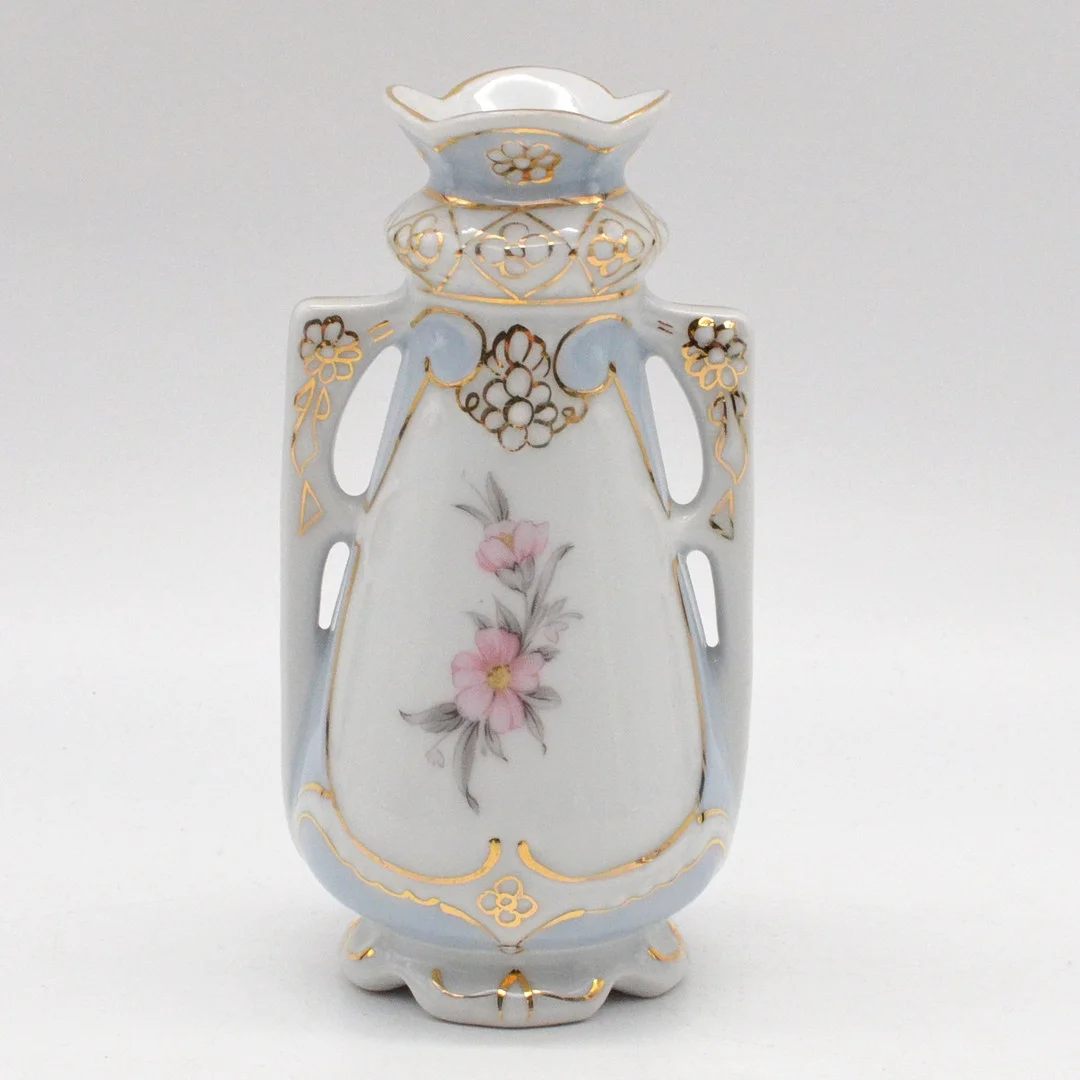 ROYAL DUX BOHEMIA, HENKELVASE AUS PORZELLAN, BLUMENDEKOR UND GOLDMALEREI, UM 1960ER JAHRE. — European — Kunst- und Auktionshaus Kleinhenz