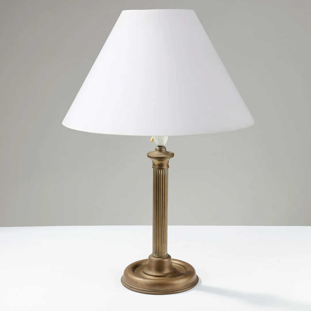 Bordlampe af patineret messing, kanneleret stamme og rund fod, 1900-tallets første halvdel. — Table Lamps — Palsgaard Kunstauktioner