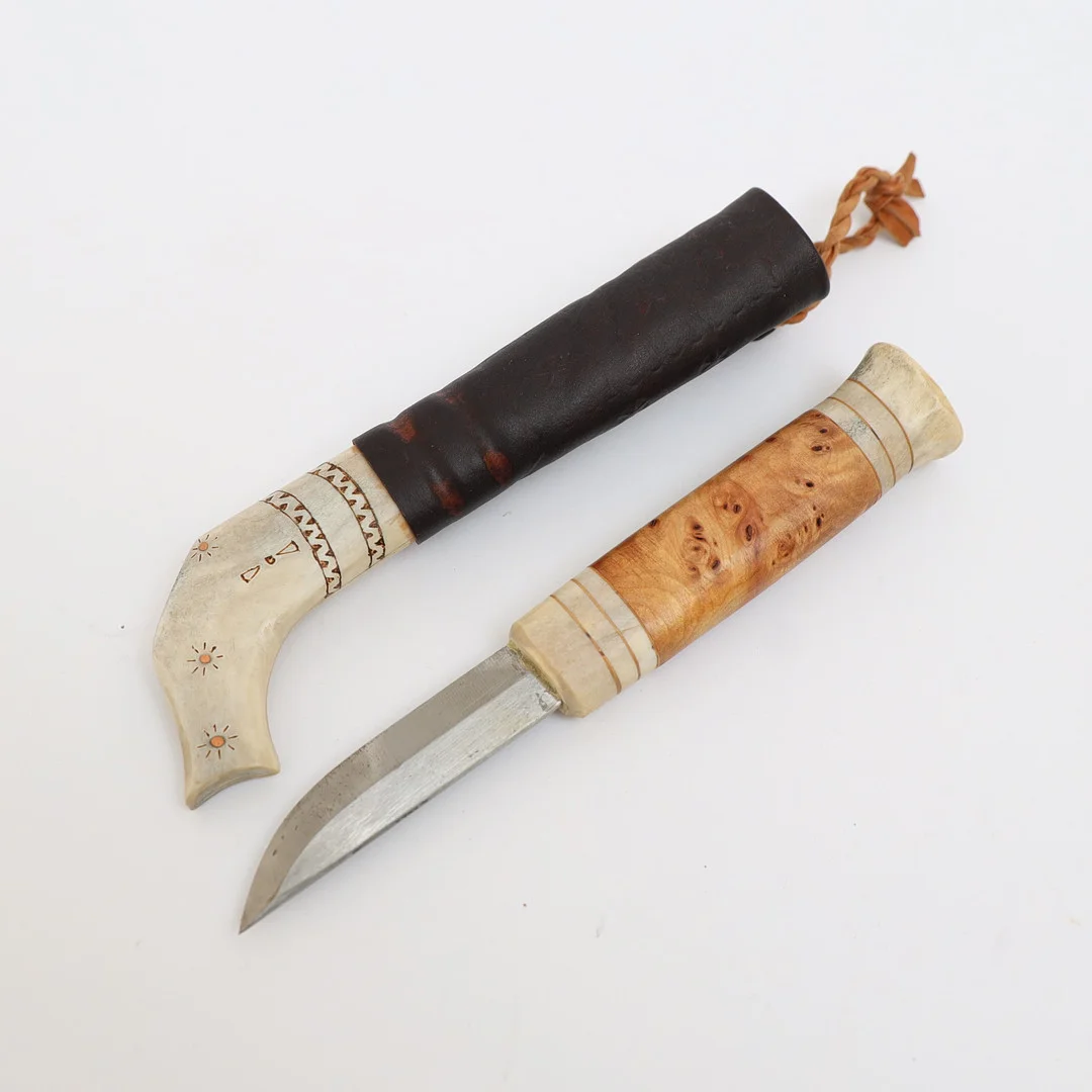 KNIV MED SLIDA, handtag av trä och horn, blad av stål. Slida av läder med skuren och färgad dekor, Signerad P.U.W. — Edged weapons — Falun Auktionsbyrå
