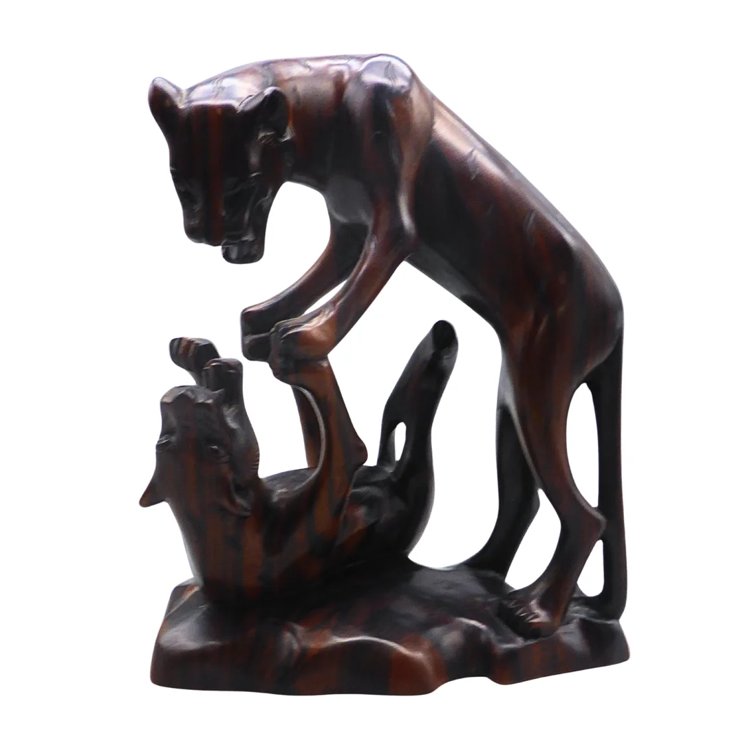 HOLZSKULPTUR KÄMPFENDE LÖWINNEN. — African tribal art — Auktionshaus Stuber's Hammerschlag