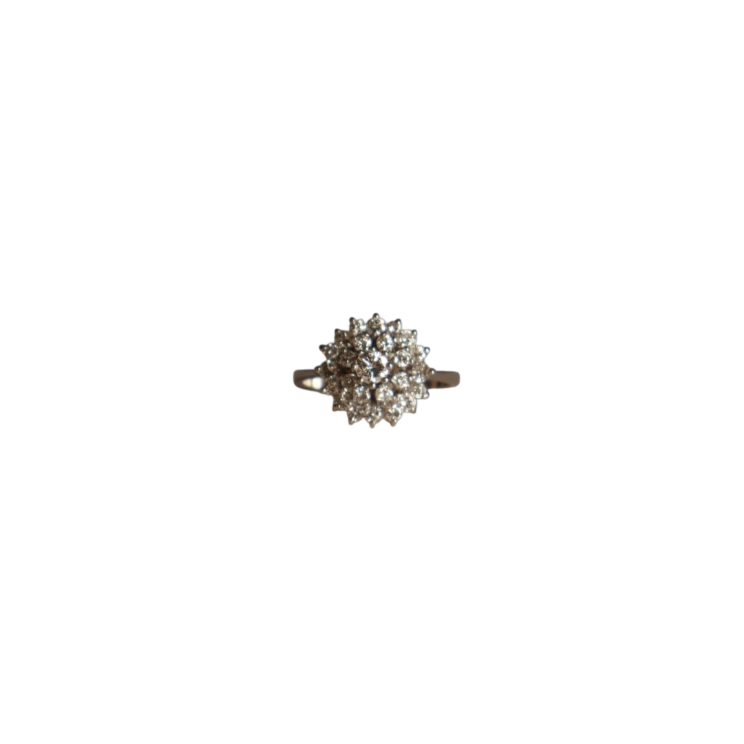 Sortija rosetón en oro blanco de 18K y diamantes. — Rings — Barcelona Auctions