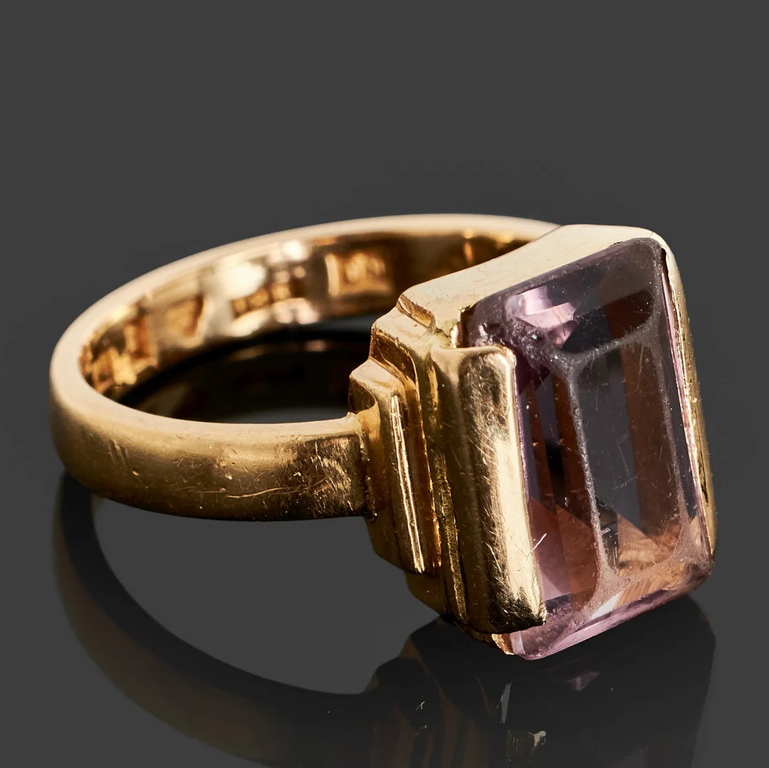 WIWEN NILSSON. Ring, 18k guld dekorerat med en trappslipad ametisti trappstegsformad fattning, 1954, Lund. — Rings — Crafoord Auktioner Stockholm