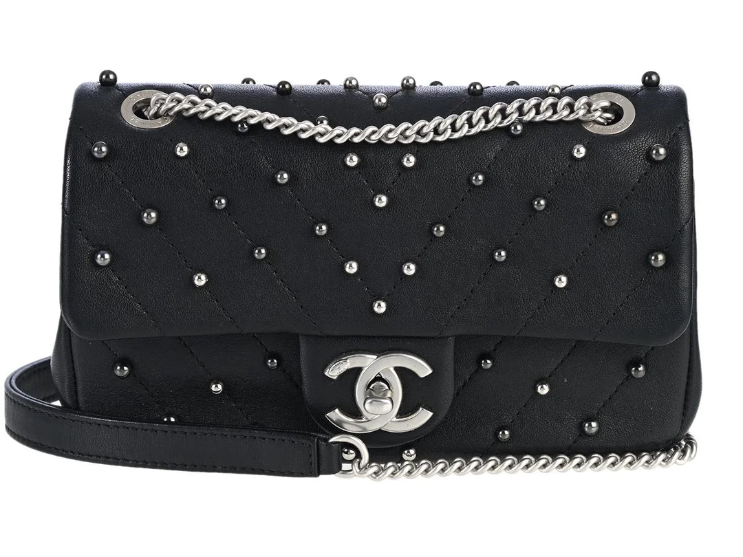 CHANEL, VÄSKA, Flap Bag, svart lammskinn, svart, gråa, silverfärgade imitationspärlor, silverfärgade beslag, 19,5x11x6 cm, hologrammärkt 24805296, år 2017, originalkvitto från 2017, care booklet, dustbag, originalkartong. Very Good Condition. — Accessoarer/Väskor — Kaplans