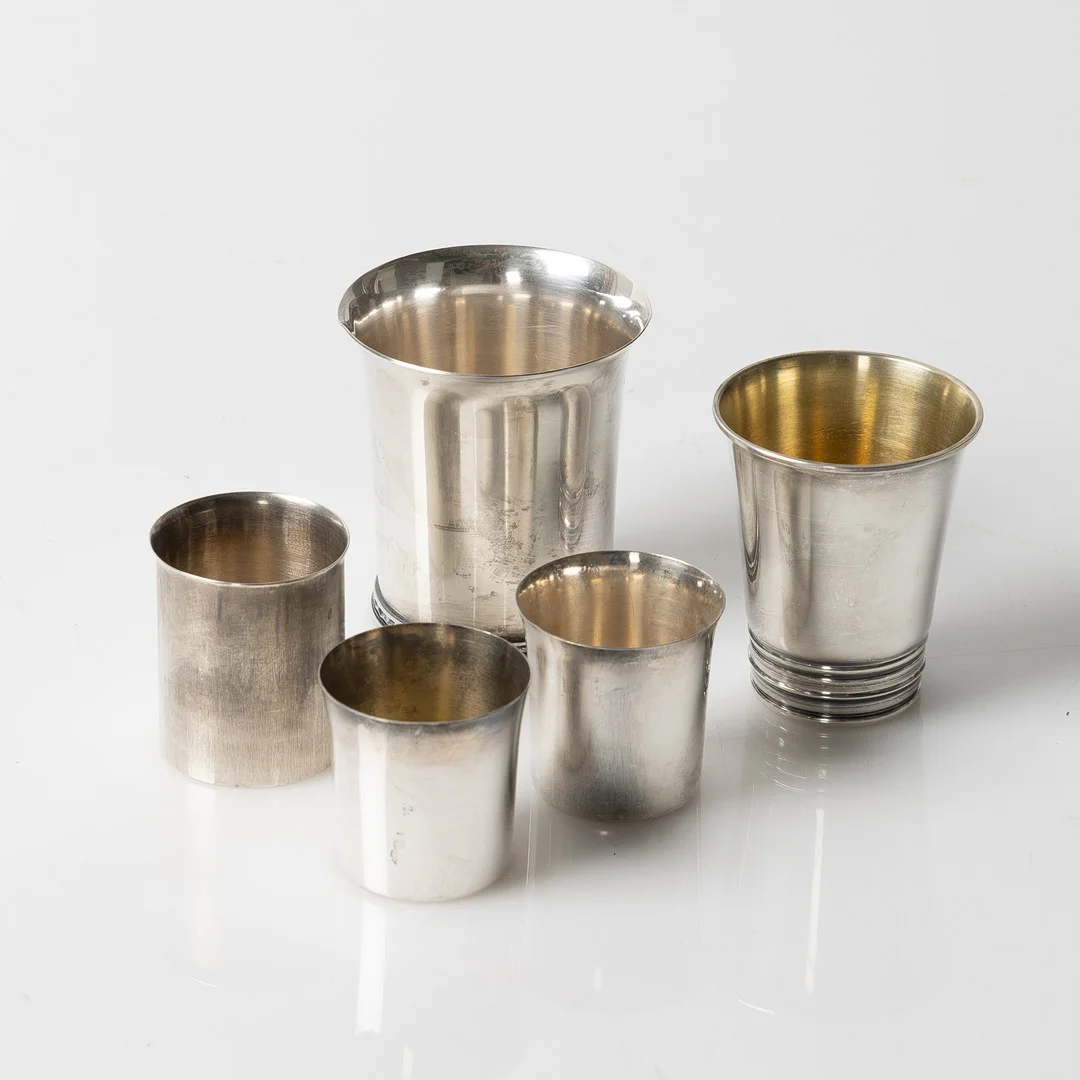 BÄGARE, olika modeller, 830 silver samt 925 sterlingsilver, total vikt ca 234 gram. — Silver — Stockholms Auktionsverk Helsingborg