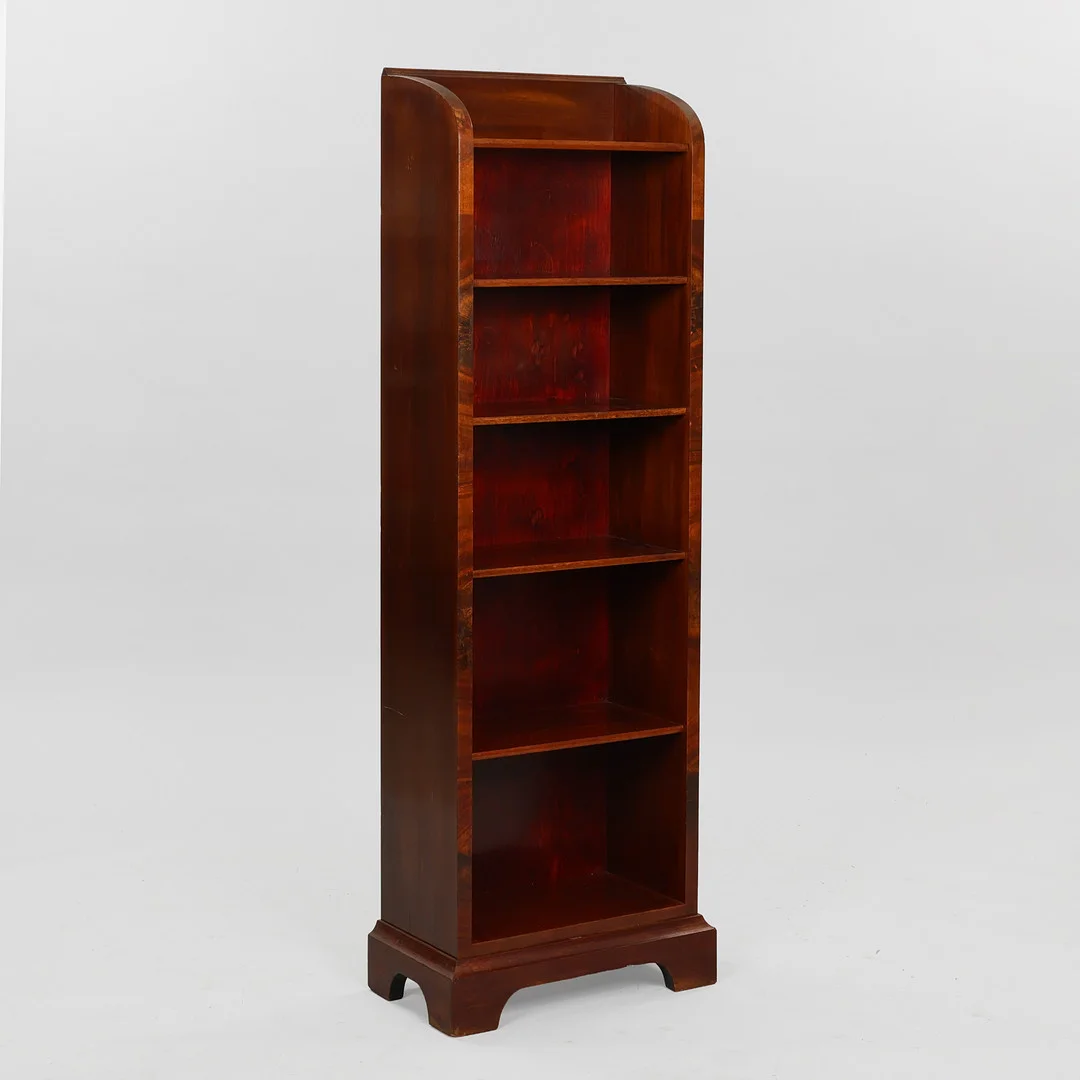 Bogreol fineret med mahogni med afrundet top, Danmark, 1900-tallets første halvdel. — Cupboards, Cabinets & Shelves — Palsgaard Kunstauktioner
