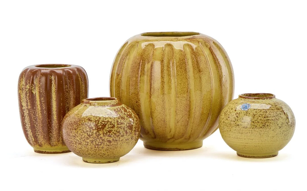 Ebba Margareta Köhler: “Futurum”. Four funkis earthenware vases, two modelled with relief grooves. Decorated with brown and yellow glaze. (4) — Modern Decorative Art — Bruun Rasmussen