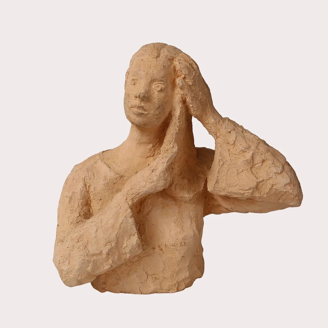 WIWE LARSSON. skulptur, keramik, kvinna som vårdar håret. Numrerad 12/12. Modern tillverkning. — Sculptures & Bronzes — Limhamns Auktionsbyrå