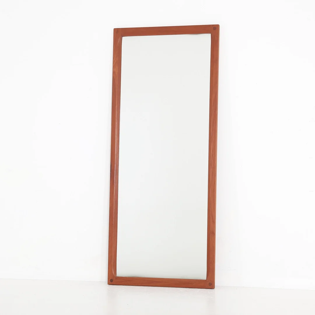 AKSEL KJERSGAARD. 1921-1977. Spegel, 105 cm, teak, Danmark 1960-tal. — Mirrors — Auktionsverket Engelholm