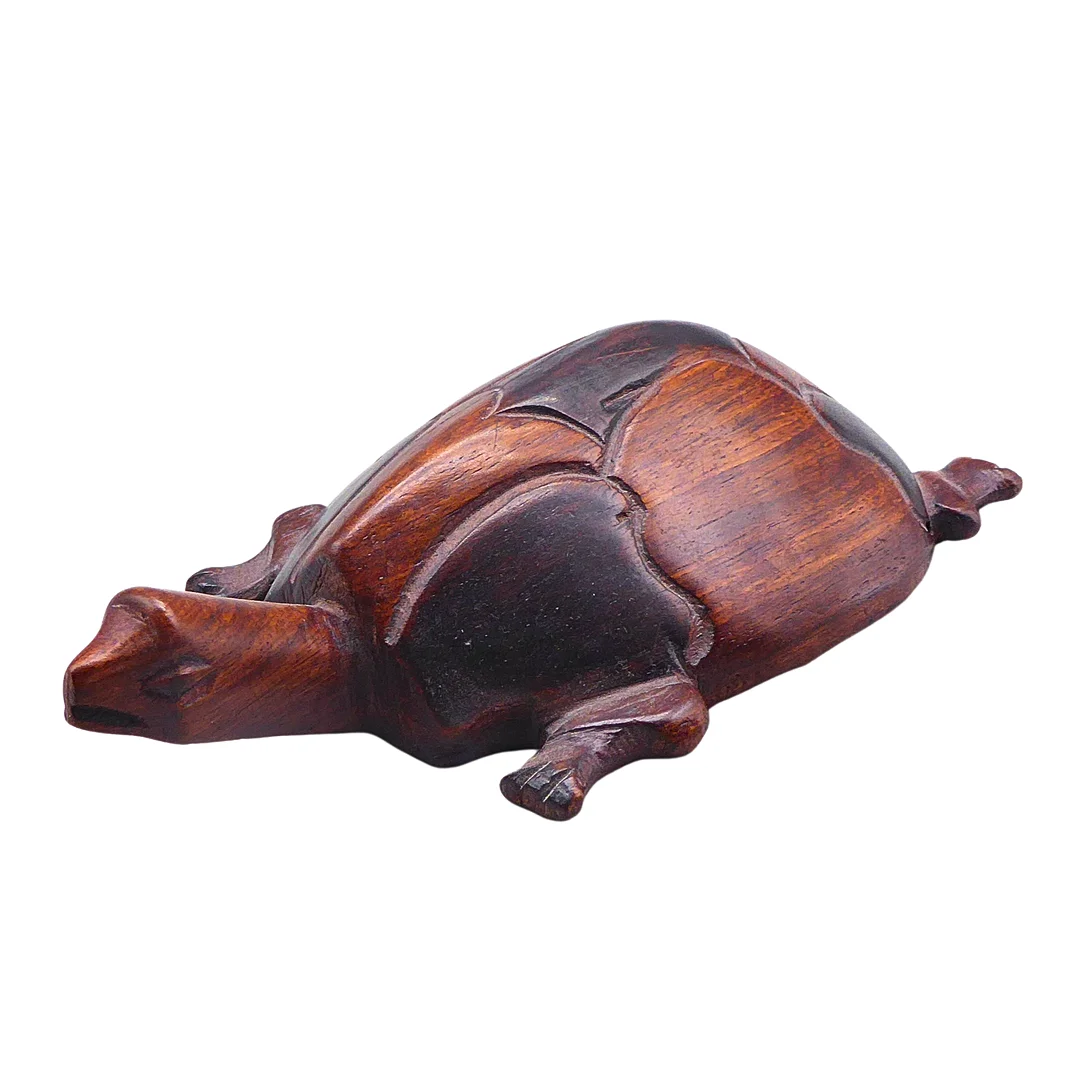 HANDGESCHNITZTE SCHILDKRÖTEN-FIGUR AUS HOLZ. — Other — Auktionshaus Stuber's Hammerschlag