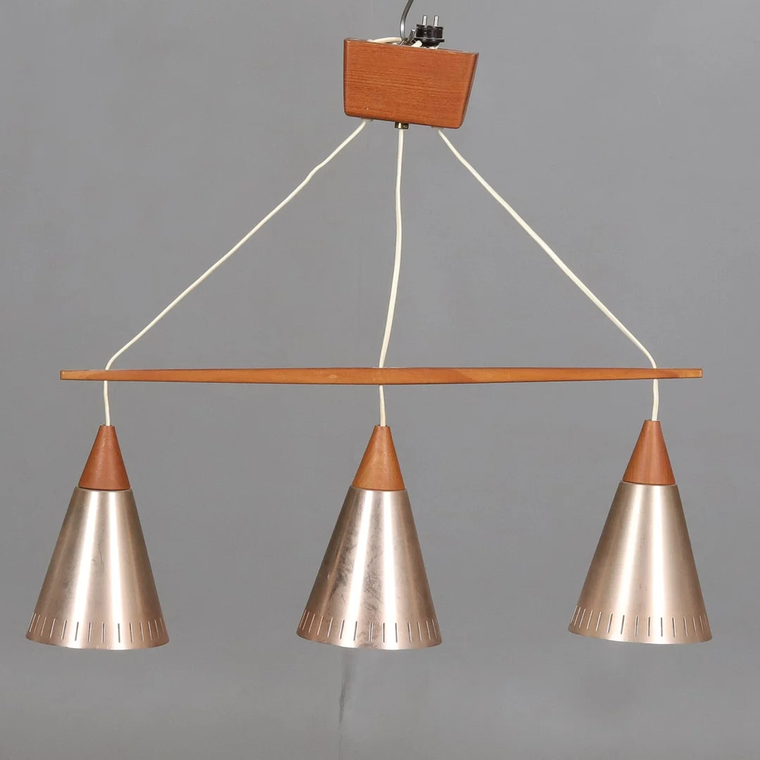 TAKLAMPA. Teak och perforerade metallskärmar, omkring 1970-tal. — Ceiling lights — Örebro Stadsauktioner
