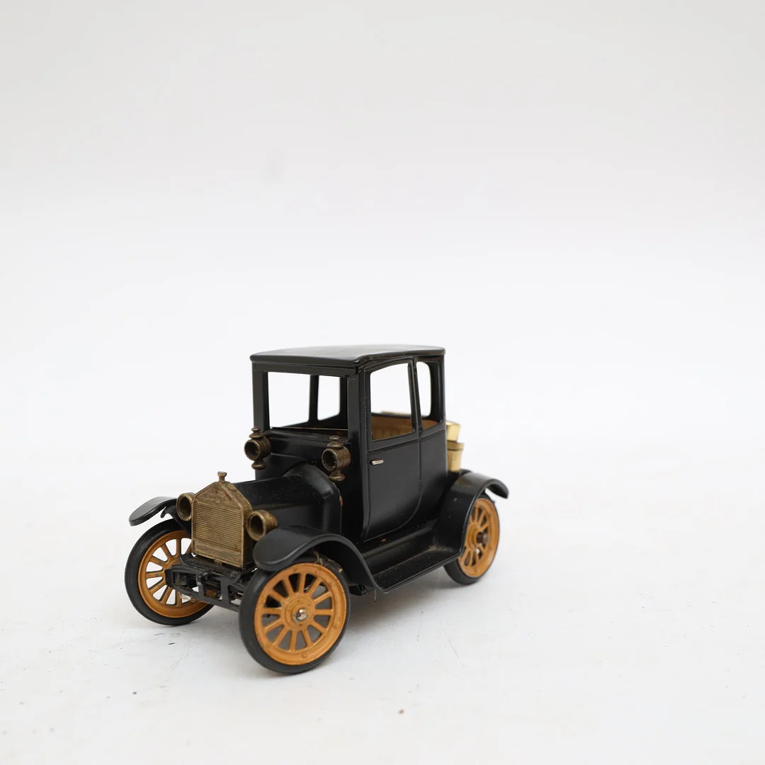 MODELLBIL, Oldtimer, Ford, bemålad metall och mässing. — Model cars — Falun Auktionsbyrå