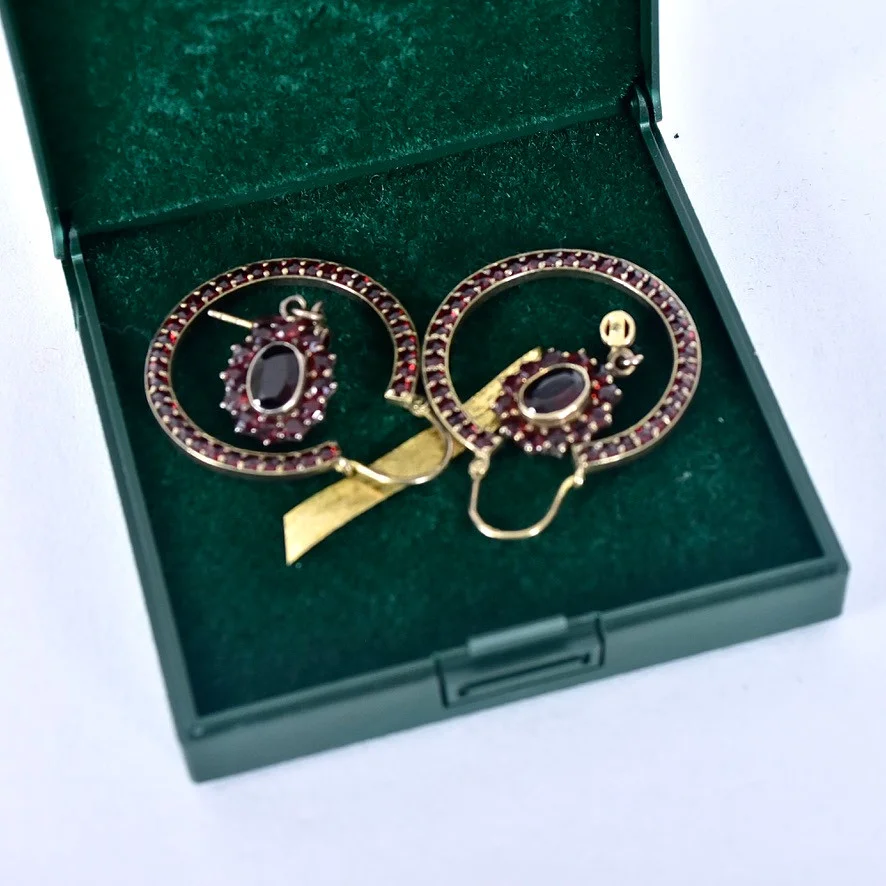 ÖRHÄNGEN, 2 par, silver med granater, 1900-tal. — Earrings — Halmstads Auktionskammare