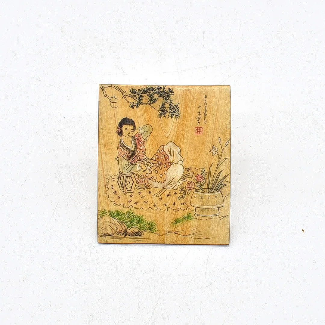 CHINESISCHE KARTE MIT EINER FRAU BEIM PICKNICK, AUS BEIN, UM 1960-1980. — Other — Kunst- und Auktionshaus Kleinhenz