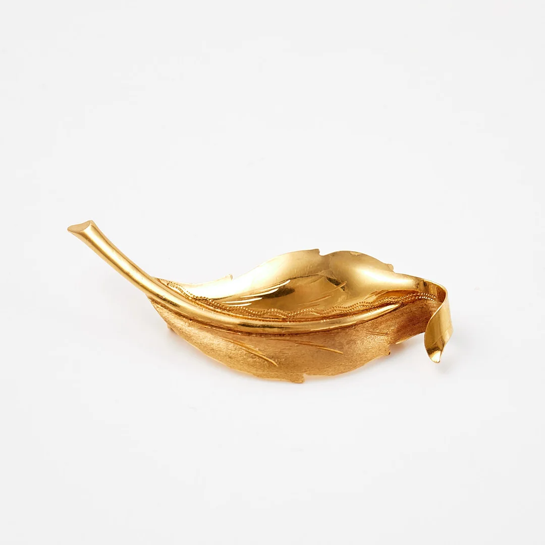 BROSCH, 18 k guld, lövformad, delvis satinerad dekor, utländska stämplar. — Brooches & Pendants — Stockholms Auktionsverk Sickla