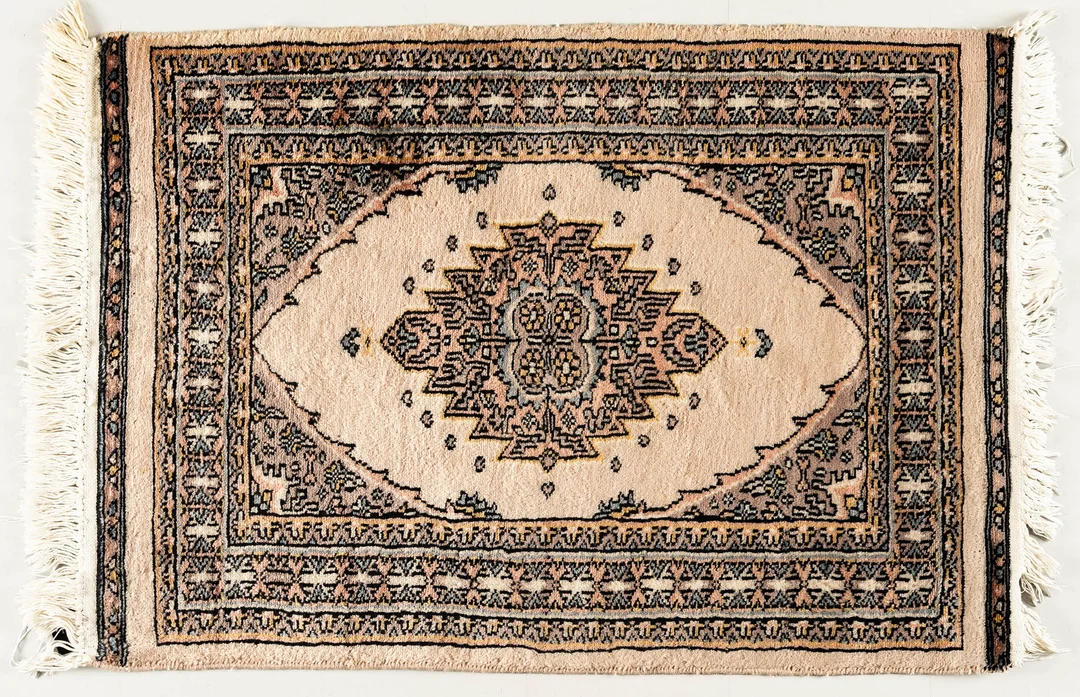 MATTA, Bokhara, Pakistan, 1900-tal. (89 × 62 cm). — Oriental Carpets & Textiles — Norrlands Auktionsverk
