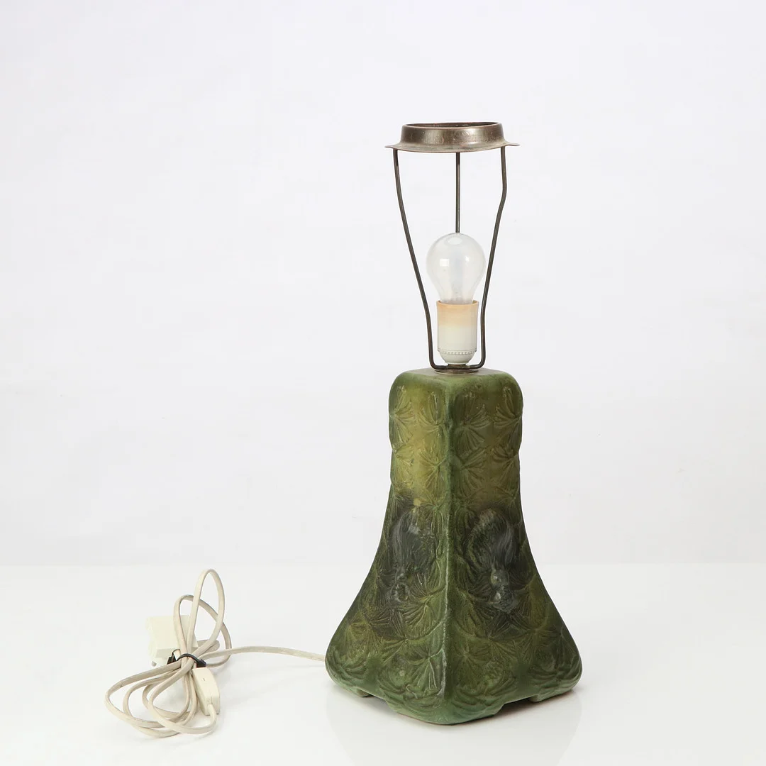 BORDSLAMPA. Glaserad keramik, jugend, tidigt 1900-tal. — Table Lamps — Skånes Auktionsverk