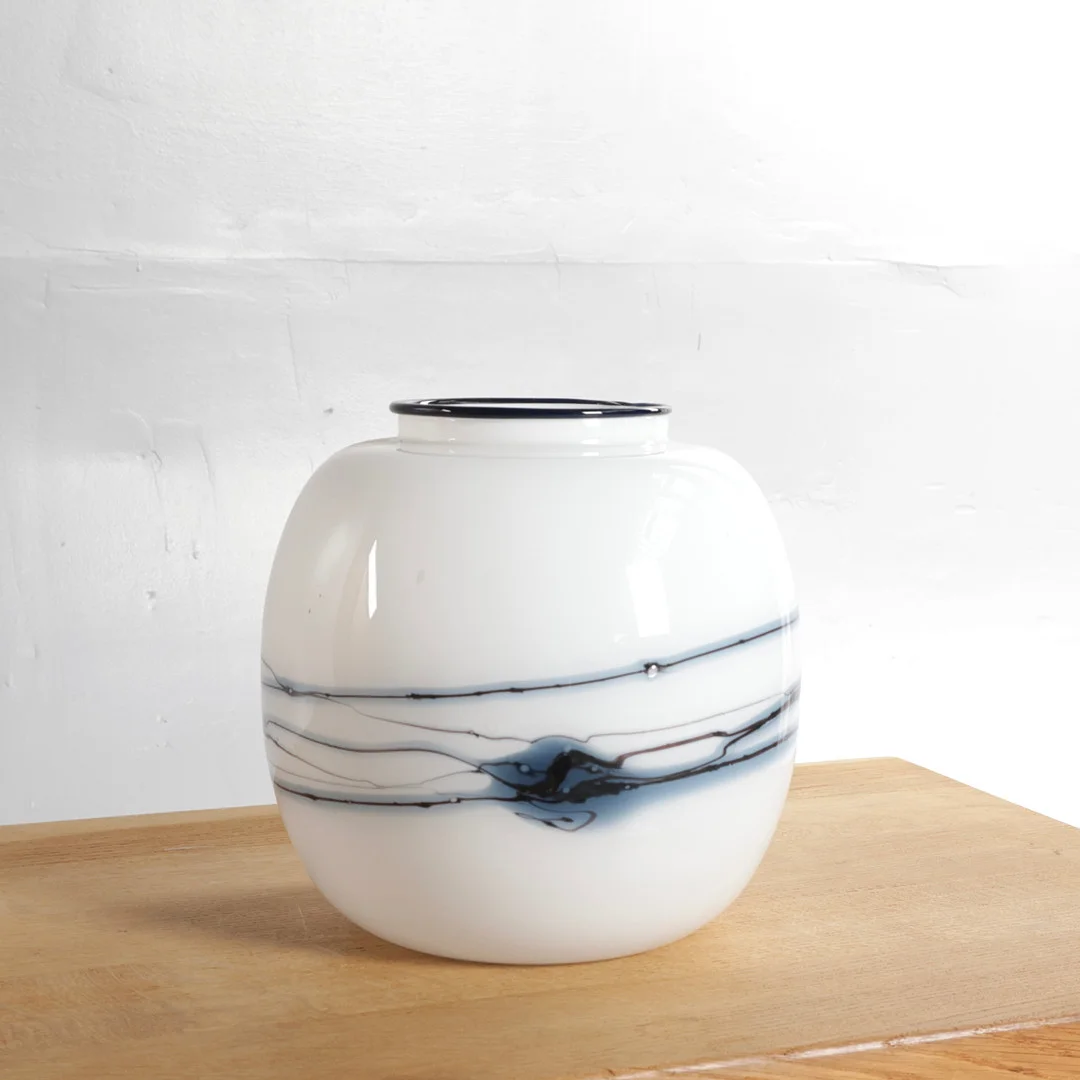 MICHAEL BANG (F. 1944, D. 2013). Vase af hvidt glas indlagt med blåt abstrakt mønster. Udført hos Holmegaard Glasværk, Danmark. — Art glass — Woxholt Auktionshus
