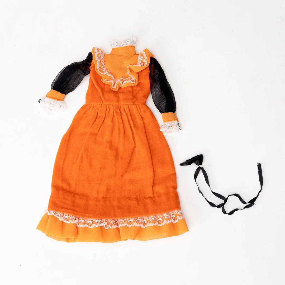 MATTEL INC. Barbie klänning #3490 Party Lines, 1970-tal. — Dolls & Teddybears — Auktionshuset Kolonn