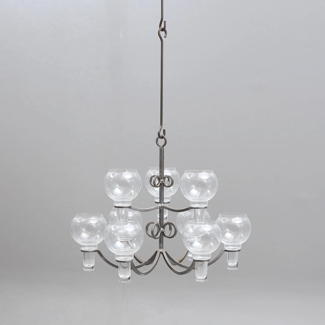 LJUSKRONA, smide/glas, 9 ljuskoppar, 1900-talets andra hälft. — Chandeliers — Auktionshuset Thelin & Johansson