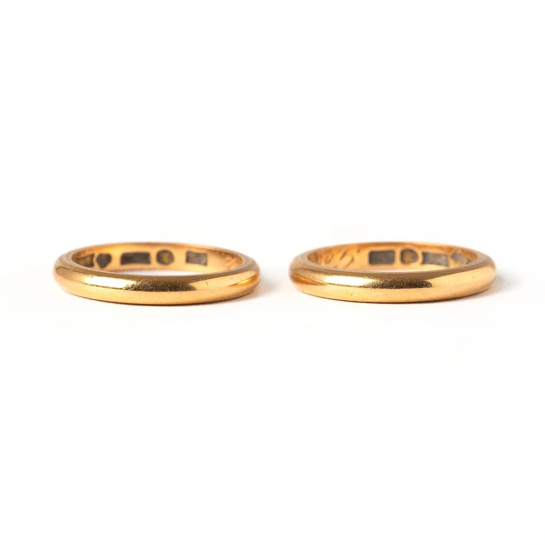 VIGSELRINGAR, 2 st, 18K guld, CG Hallberg. — Rings — Stockholms Auktionsverk Göteborg