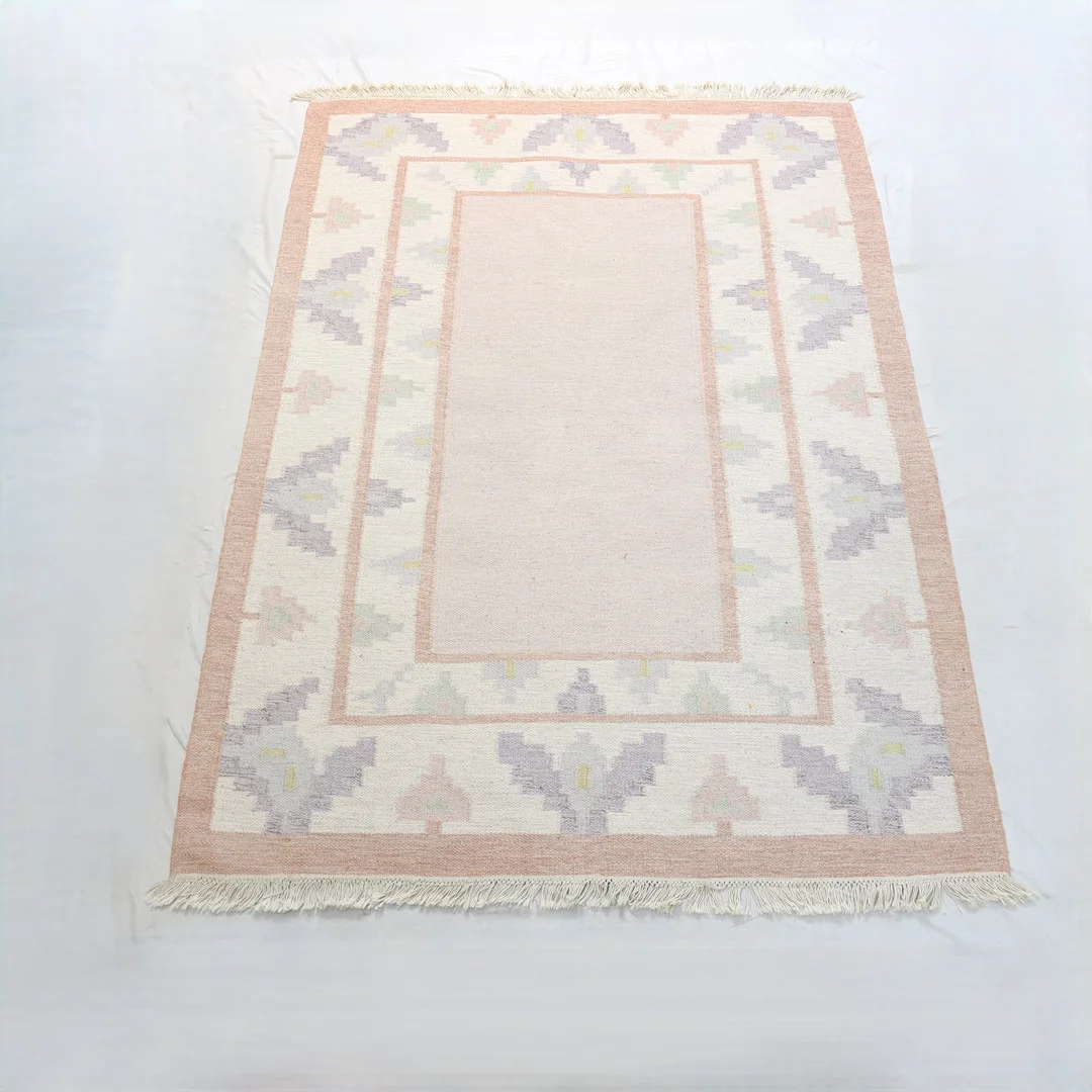 MATTA, Röllakan, flerfärgad dekor. — Carpets — Falun Auktionsbyrå