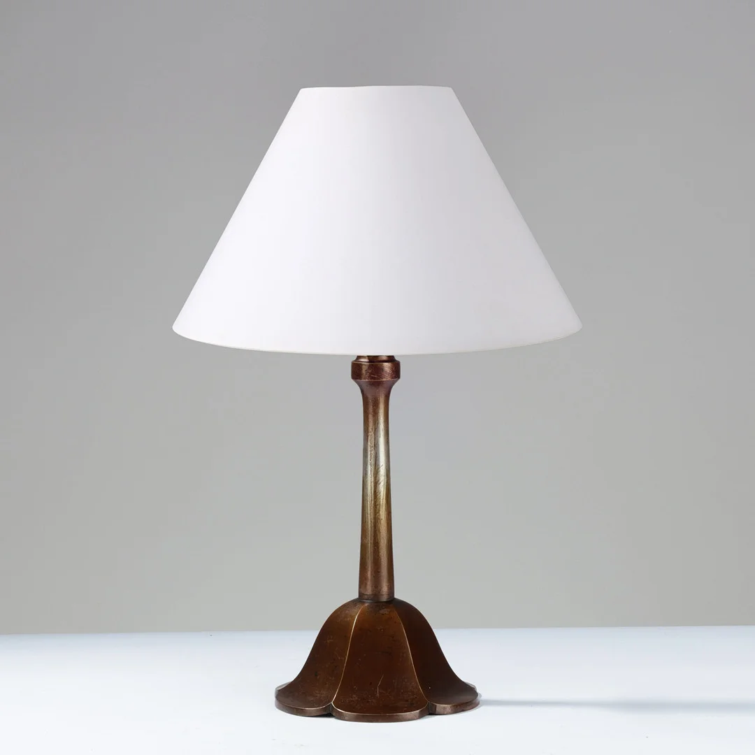 Bordlampe af bronzepatineret metal med profileret, klokkeformet fod, europæisk lampeproducent, 1930/40'erne. — Table Lamps — Palsgaard Kunstauktioner