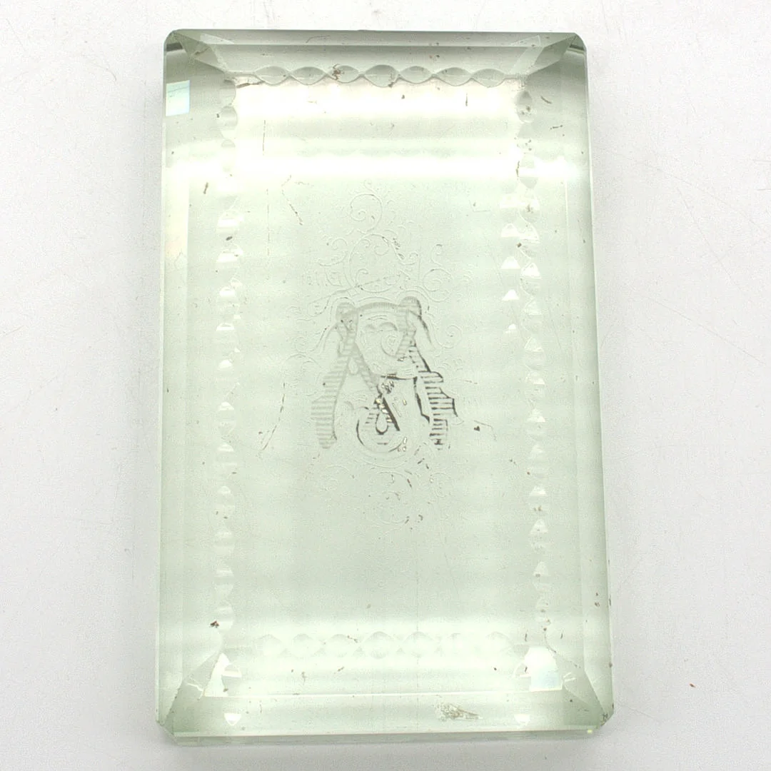 BRIEFBESCHWERER AUS DEM 19. JAHRHUNDERT KRISTALL GLAS, HANDGRAVUR. — Art glass — Kunst- und Auktionshaus Kleinhenz