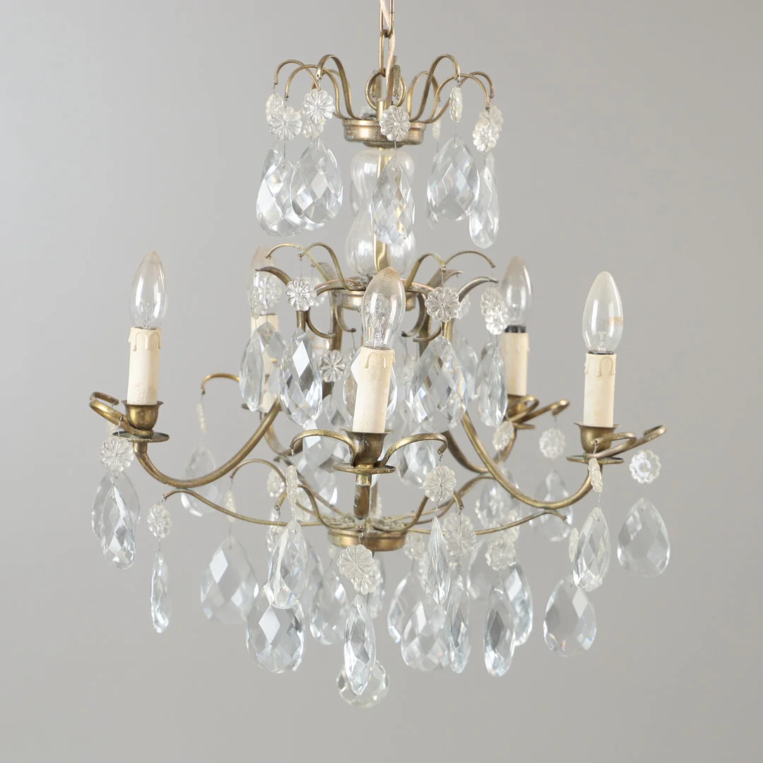 LJUSKRONA, 5-armad, mässing med prismor, barockstil. — Chandeliers — Helsingborgs Auktionskammare
