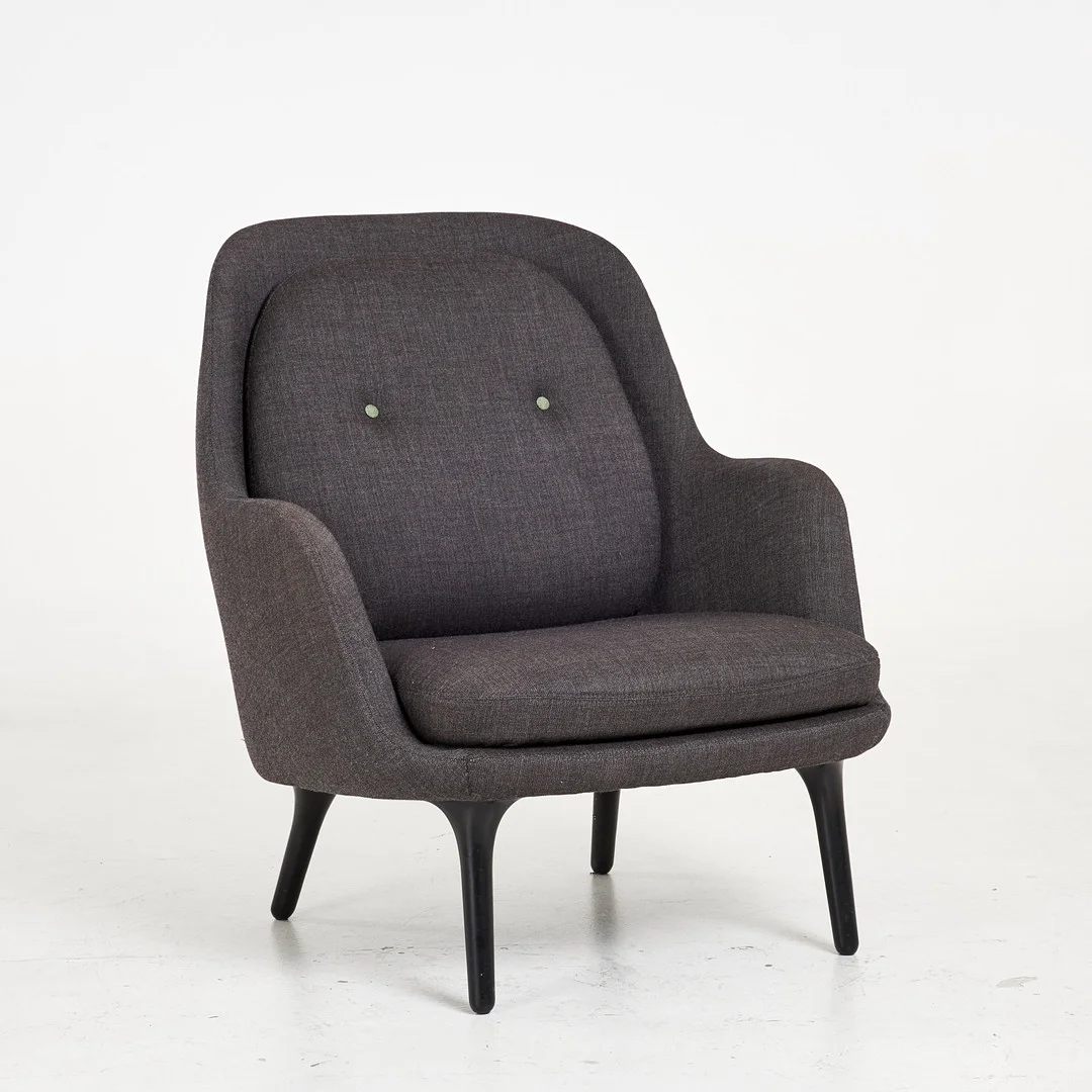 JAIME HAYON. Fåtölj, "Fri", samtida, Fritz Hansen, Danmark, textilklädsel, plakettmärkt. — Armchairs & Chairs — Stockholms Auktionsverk Sickla